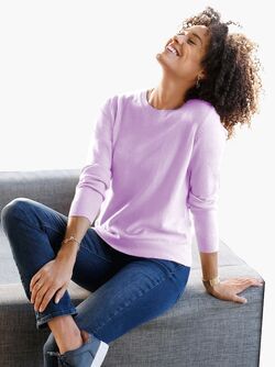 Дамски пуловер с обло деколте в светло лилав цвят, фино плетиво