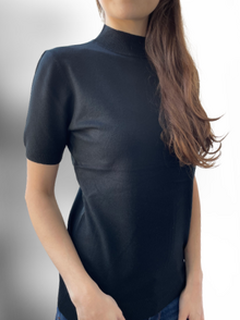 Есенна дамска блуза полуполо с къс ръкав в черно