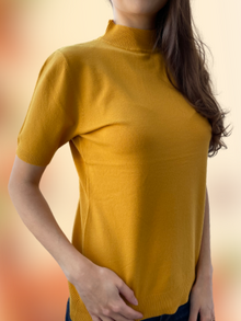 Есенна дамска блуза полуполо с къс ръкав в цвят горчица