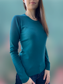 Дамски пуловер с обло деколте в петролено синьо