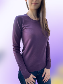 Дамски пуловер с обло деколте в тъмно лилаво