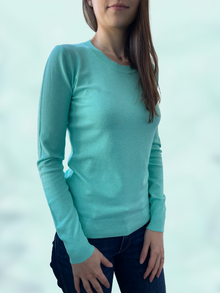 Дамски пуловер с обло деколте в цвят малдиви, фино плетиво