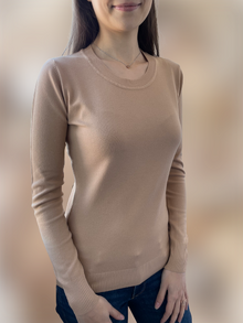 Дамски пуловер с обло деколте в цвят капучино