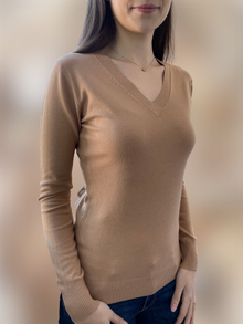 Дамски пуловер с кашмир с остро деколте в цвят капучино