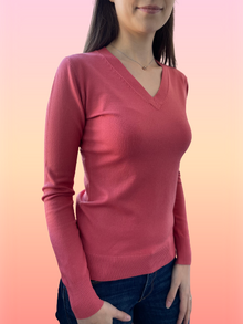 Дамски пуловер с кашмир с остро деколте в цвят праскова