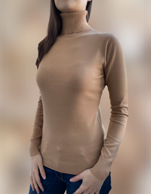 Дамски пуловер поло с дълъг ръкав в цвят капучино