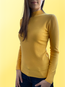 Дамски пуловер полуполо в патешко жълто