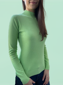 Дамски пуловер полуполо в цвят резеда