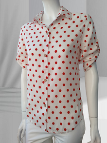 Дамска риза памук, полувтален модел, ръкави с регулиране, закопчаване до долу, бяла на червени точки