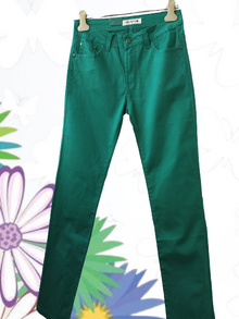 Дамски панталон тип дънки, права кройка, пет джоба, закопчаване с цип,  в зелен цвят