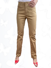 Дамски панталон тип дънки, права кройка, пет джоба, закопчаване с цип,  в бежово