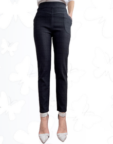 Клин-панталон, много еластична материя, два предни джоба с декоративни копчета, десен леко каре в графитено сиво