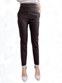 Клин-панталон, много еластична материя, два предни джоба с декоративни копчета, десен леко каре в кафяво