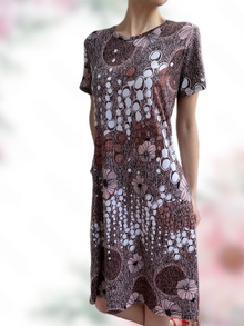 Дамска рокля от памучно жарсе, разкроен модел с къс ръкав, дължина около коляното, два странична джоба десен кафе