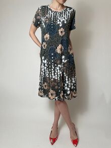 Дамска рокля от памучно жарсе, разкроен модел с къс ръкав, дължина около коляното, два странична джоба десен графит