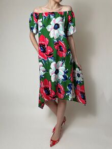 Дамска рокля от 100% памучна материя, модел клош, с асиметрия в подгъва, в зелен цвят, десен едри цветя