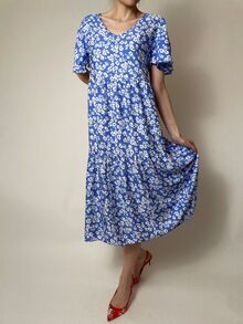 Дамска лятна рокля с къс ръкав, свободна кройка от памучна материя, ластичен набор на ханша и талията, десен в синьо