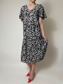 Дамска лятна рокля с къс ръкав, свободна кройка от памучна материя, ластичен набор на ханша и талията, десен в черно