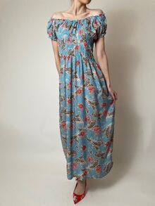 Дамска лятна рокля с ластично деколте с копчета, буфан ръкав и широк волан, памучна материя, десен фигури в синьо