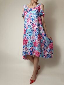 Дамска лятна рокля с къс ръкав, свободна кройка от лека, памучна материя, десен в синьо на ярки цветя