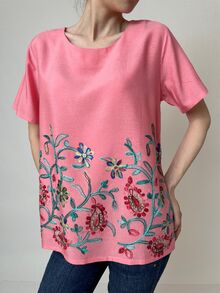 Дамска блуза от памучна материя с богата бродерия, къс ръкав, обло деколте, цвят корал