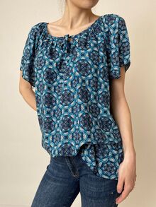 Дамска блуза с обло деколте и набор и връзки, къс ръкав,памучна материя, големи размери, свободна кройка, в синя гама