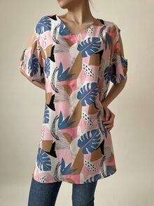 Дамска блуза, големи размери, памучна материя, къс ръкав с цепка, десен бяла на сини и розови листа