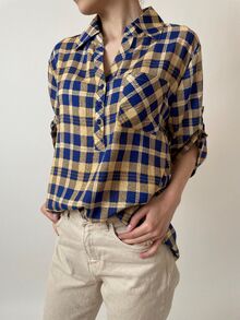 Дамска риза от памучна материя десен синьо-жълто дребно каре, свободна кройка, регулиращи ръкави