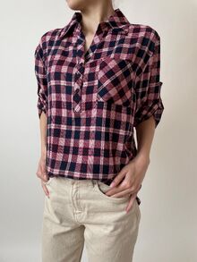 Дамска риза от памучна материя десен розово-лилаво дребно каре, свободна кройка, регулиращи ръкави