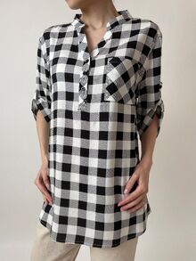 Дамска риза от памучна материя десен черно-бяло дребно каре, свободна кройка, регулиращи ръкави