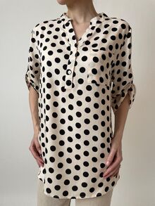 Дамска риза свободен модел, 3/4 ръкав с регулиране на дължината, столче яка, цвят крем на черни точки