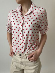 Дамска риза памук, полувтален модел, ръкави с регулиране, закопчаване до долу, бяла на червени точки