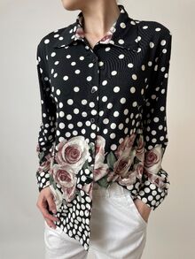 Дамска риза точки и цветя в цвят фуксия на черен фон