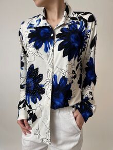 Дамска риза на красиви едри цветя в кралско синьо