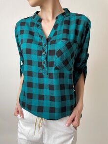 Дамска риза от памучна материя десен зелено дребно каре, свободна кройка, регулиращи ръкави