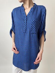 Дамска риза от памучна материя десен синьо каре пепит, свободна кройка, регулиращи ръкави