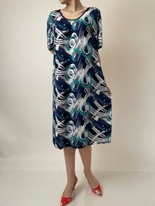 Дамска рокля от жарсе с къс ръкав, дължина под коляното, леко разкроена, десен фигури в синя гама