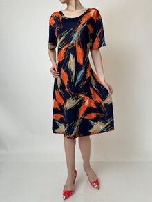 Дамска рокля от жарсе с къс ръкав, дължина до коляното, колан на талията, десен линии в оранжево