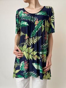 Дамска туника с къс ръкав, леко асиметрична в подгъва, набор по деколтето, десен зелени листа