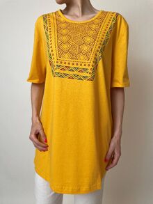 Дамска блуза с къс ръкав и красива трапецовидна декорация в слънчево жълт цвят