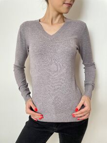 Дамски пуловер с кашмир с остро деколте в сиво