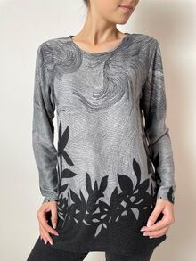 Дамска блуза с дълъг ръкав от мека, трикотажна материя, десен графитени листа, модел 18