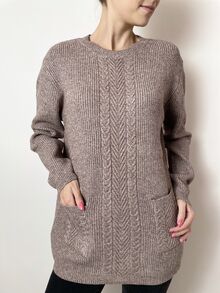 Дамски пуловер от по-дебела прежда с вълна, плетка с декорация и два лицеви джоба, в бледо лилав цвят
