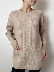 Дамски пуловер от по-дебела прежда с вълна, плетка с декорация и два лицеви джоба, в цвят екрю