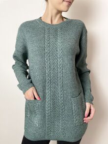 Дамски пуловер от по-дебела прежда с вълна, плетка с декорация и два лицеви джоба, в тъмно зелен цвят