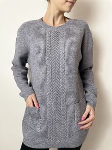 Дамски пуловер от по-дебела прежда с вълна, плетка с декорация и два лицеви джоба, в сив цвят