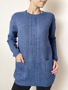 Дамски пуловер от по-дебела прежда с вълна, плетка с декорация и два лицеви джоба, в наситено син цвят