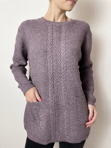 Дамски пуловер от по-дебела прежда с вълна, плетка с декорация и два лицеви джоба, в пастелно лилав цвят