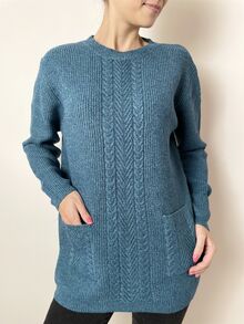 Дамски пуловер от по-дебела прежда с вълна, плетка с декорация и два лицеви джоба, в маслено син цвят