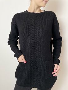 Дамски пуловер от по-дебела прежда с вълна, плетка с декорация и два лицеви джоба, в черен цвят